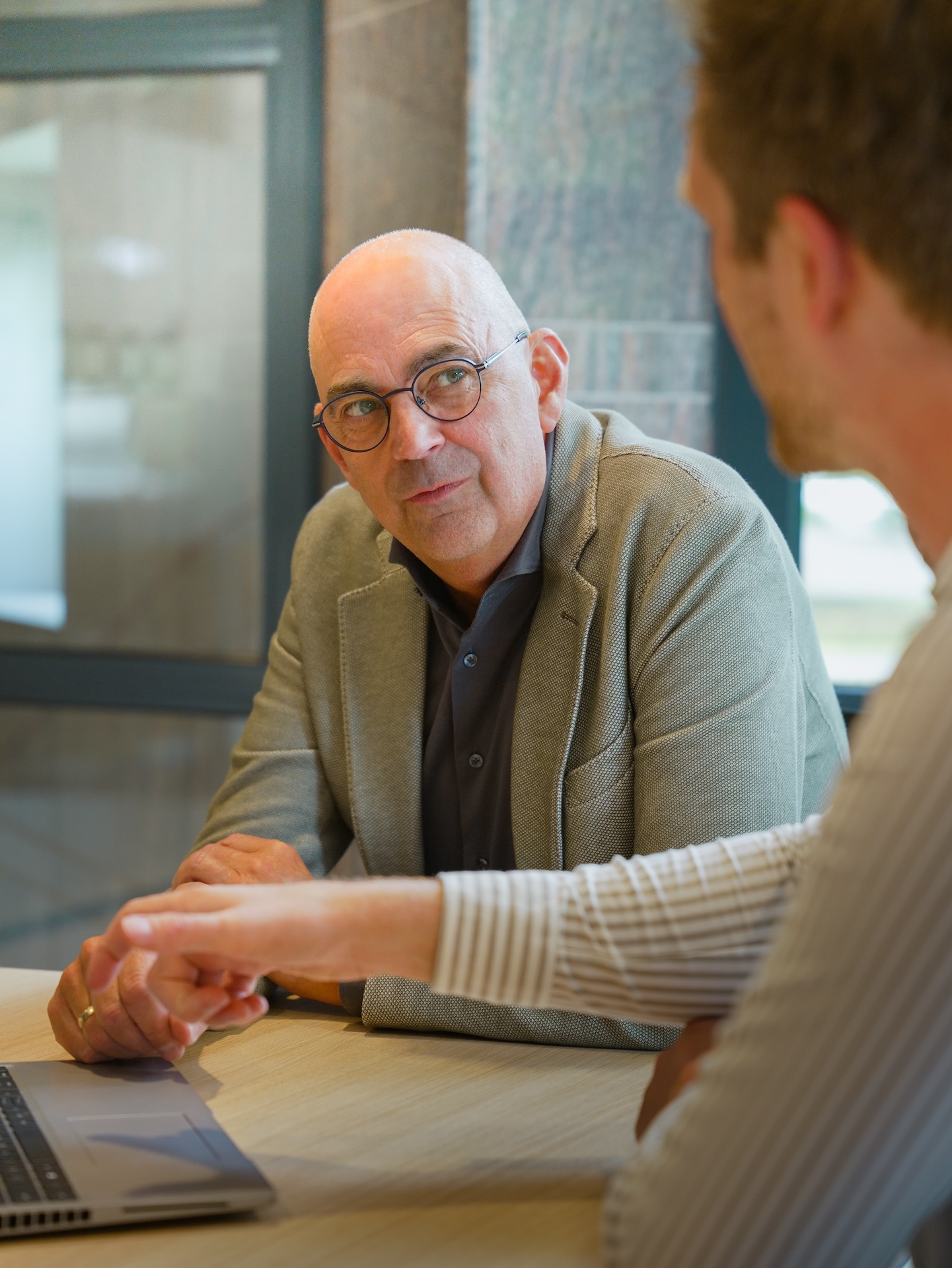 Medewerker in klantgesprek